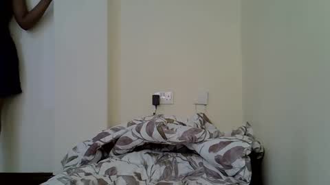 Snapshot of sexy_yello chatting on 10/14/25, 08:15 Bantu girl online show from 10/14/25, 08:15