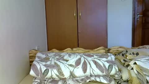 Snapshot of sexy_yello chatting on 10/18/25, 10:27 Bantu girl online show from 10/18/25, 10:27