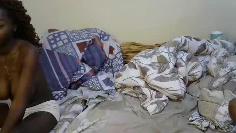 Snapshot of sexy_yello chatting on 11/10/25, 12:48 Bantu girl online show from 11/10/25, 12:48