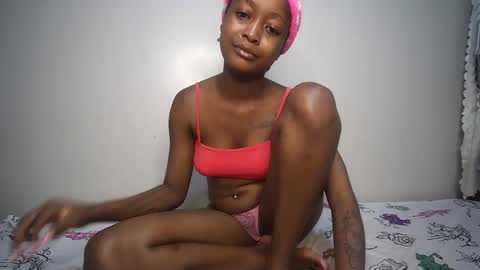 sexyasspetitte_ online show from 02/06/25, 12:54