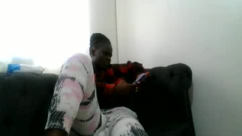 Snapshot of sexybeb25 chatting on 05/15/26, 09:27 yvonne online show from 05/15/26, 09:27