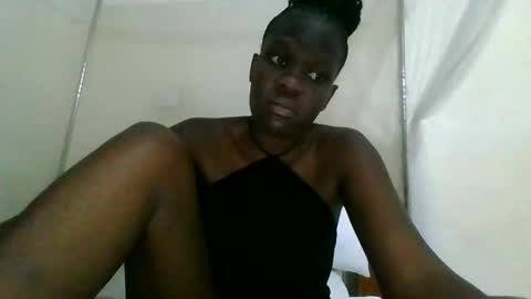 Snapshot of sexybeb25 chatting on 05/20/26, 05:35 yvonne online show from 05/20/26, 05:35