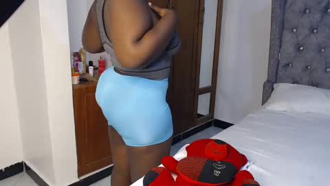 Snapshot of sexychocco_ chatting on 01/27/25, 10:06 sexychocco online show from 01/27/25, 10:06