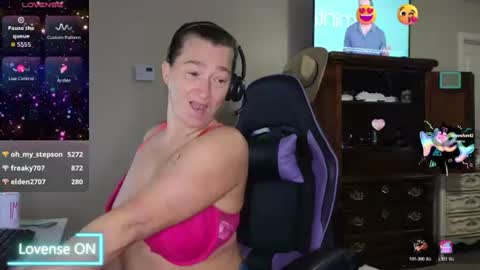 Snapshot of sexydistraction1 chatting on 06/24/26, 01:43 SexyDistraction online show from 06/24/26, 01:43