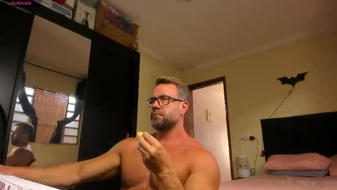 Snapshot of sexyflightz chatting on 04/19/26, 01:43 chris online show from 04/19/26, 01:43