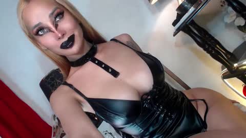 Snapshot of sexylusty2258 chatting on 01/03/25, 03:05 Queen Sofia online show from 01/03/25, 03:05