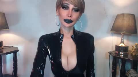 Snapshot of sexylusty2258 chatting on 04/29/26, 02:48 Queen Sofia online show from 04/29/26, 02:48