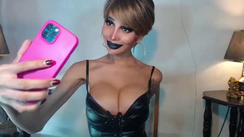 Snapshot of sexylusty2258 chatting on 05/01/26, 03:11 Queen Sofia online show from 05/01/26, 03:11