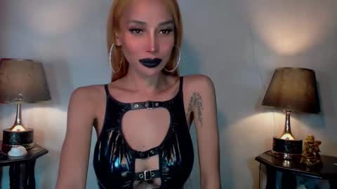 Snapshot of sexylusty2258 chatting on 05/22/26, 02:55 Queen Sofia online show from 05/22/26, 02:55