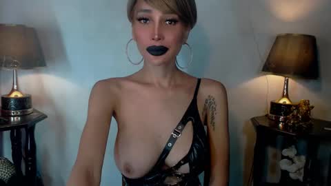 Snapshot of sexylusty2258 chatting on 05/23/26, 03:01 Queen Sofia online show from 05/23/26, 03:01