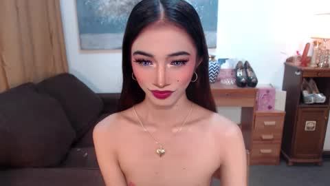 Snapshot of shaina_cummer chatting on 12/17/25, 06:36 shaina online show from 12/17/25, 06:36