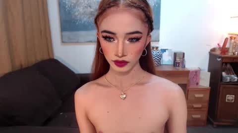 Snapshot of shaina_cummer chatting on 12/21/25, 10:39 shaina online show from 12/21/25, 10:39