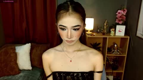 Snapshot of shaina_cummer chatting on 03/22/26, 12:58 shaina online show from 03/22/26, 12:58