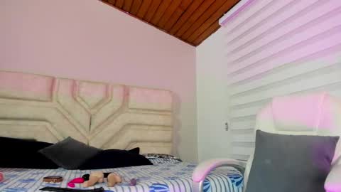 Snapshot of shannon_queen_ chatting on 10/16/25, 04:57 Shannon online show from 10/16/25, 04:57