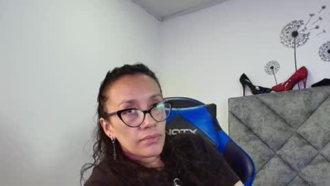 Snapshot of shantey_laurent chatting on 02/26/26, 01:21 shantey online show from 02/26/26, 01:21