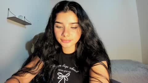 Snapshot of shara_jones chatting on 09/17/25, 05:42 Sara online show from 09/17/25, 05:42