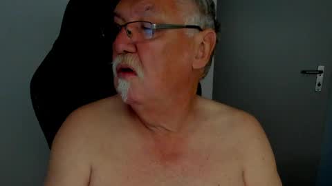 Snapshot of sharlots_pet chatting on 04/29/26, 09:46 sharlots_pet online show from 04/29/26, 09:46