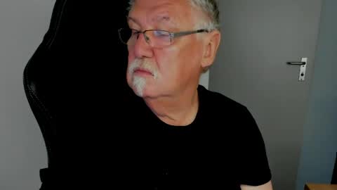 Snapshot of sharlots_pet chatting on 05/04/26, 08:32 sharlots_pet online show from 05/04/26, 08:32