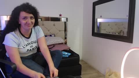 Snapshot of sharlotte__jones chatting on 01/04/25, 08:27 Sara online show from 01/04/25, 08:27