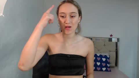 Snapshot of sharlotte__jones chatting on 02/28/25, 01:36 Sara online show from 02/28/25, 01:36