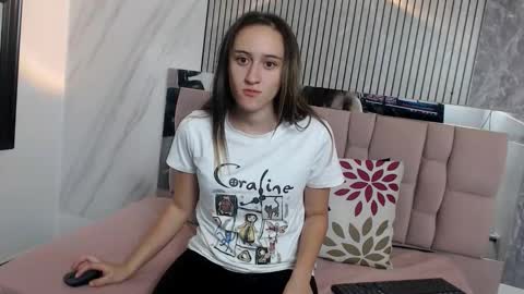Snapshot of sharlotte__jones chatting on 11/21/25, 11:31 Sara online show from 11/21/25, 11:31