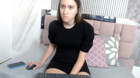 Snapshot of sharlotte__jones chatting on 11/26/25, 11:33 Sara online show from 11/26/25, 11:33