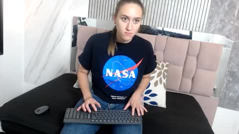 Snapshot of sharlotte__jones chatting on 11/30/25, 12:09 Sara online show from 11/30/25, 12:09