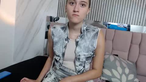 Snapshot of sharlotte__jones chatting on 12/04/25, 11:52 Sara online show from 12/04/25, 11:52