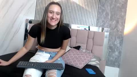 Snapshot of sharlotte__jones chatting on 12/05/25, 11:41 Sara online show from 12/05/25, 11:41