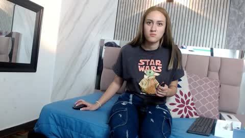 Snapshot of sharlotte__jones chatting on 12/21/25, 11:28 Sara online show from 12/21/25, 11:28
