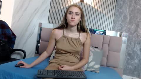 Snapshot of sharlotte__jones chatting on 01/11/26, 12:43 Sara online show from 01/11/26, 12:43