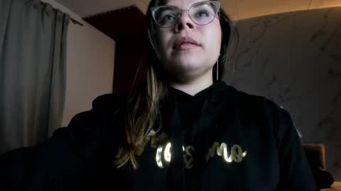 Snapshot of shasha_bloom chatting on 09/14/25, 02:22 SASHA BLOOM online show from 09/14/25, 02:22