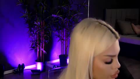 Snapshot of shayblonde chatting on 02/17/25, 11:55 shayblonde online show from 02/17/25, 11:55