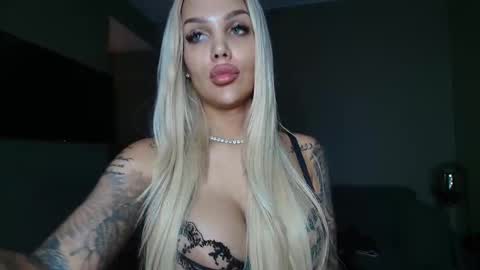 Snapshot of shayblonde chatting on 11/12/25, 07:03 shayblonde online show from 11/12/25, 07:03