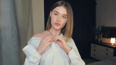 Snapshot of sheenaeast chatting on 12/23/24, 01:03 Violet online show from 12/23/24, 01:03