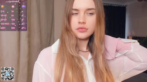 Snapshot of sheenaeast chatting on 12/30/24, 07:04 Violet online show from 12/30/24, 07:04