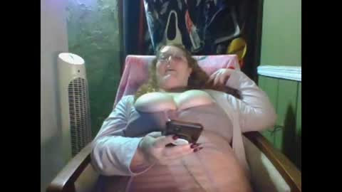 Snapshot of shelbyannn chatting on 05/19/26, 01:33 Red online show from 05/19/26, 01:33