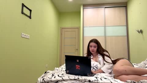 Snapshot of shelliesifuentes chatting on 10/11/25, 03:28 Ava online show from 10/11/25, 03:28