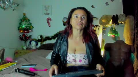 Snapshot of sherahade chatting on 12/23/24, 10:10 shera hade online show from 12/23/24, 10:10