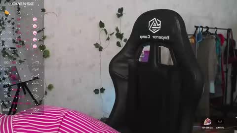 Snapshot of sheslike_firstlove chatting on 10/07/25, 02:58 Vanessa online show from 10/07/25, 02:58