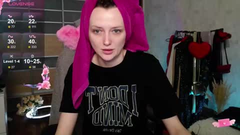 Snapshot of sheslike_firstlove chatting on 11/04/25, 08:57 Vanessa online show from 11/04/25, 08:57