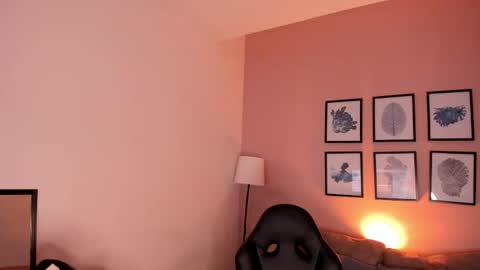 Snapshot of sheyla_hills_ chatting on 02/06/26, 04:28 Sheyla online show from 02/06/26, 04:28
