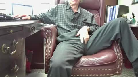 nikolas send dm for an appointment online show from 10/29/25, 04:20