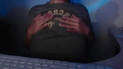 Snapshot of shopie_hank chatting on 12/19/24, 01:28 Shopie Hank online show from 12/19/24, 01:28