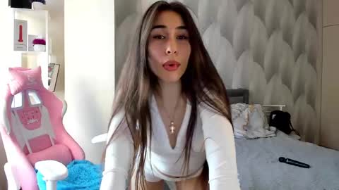 Snapshot of shy_bambiii chatting on 01/15/25, 06:22 Mika online show from 01/15/25, 06:22