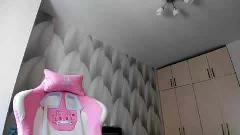 Snapshot of shy_bambiii chatting on 02/21/25, 06:40 Mika online show from 02/21/25, 06:40