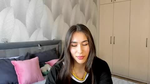 Snapshot of shy_bambiii chatting on 02/24/25, 08:06 Mika online show from 02/24/25, 08:06