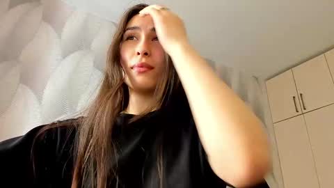 Snapshot of shy_bambiii chatting on 03/04/25, 06:15 Mika online show from 03/04/25, 06:15