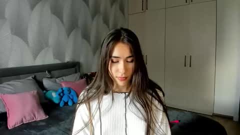 Snapshot of shy_bambiii chatting on 09/18/25, 01:40 Mika online show from 09/18/25, 01:40