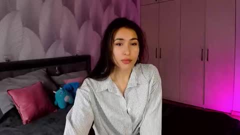 Snapshot of shy_bambiii chatting on 10/26/25, 02:39 Mika online show from 10/26/25, 02:39